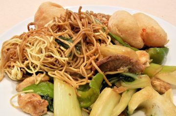 Asian noodles with vegetables and shredded pork