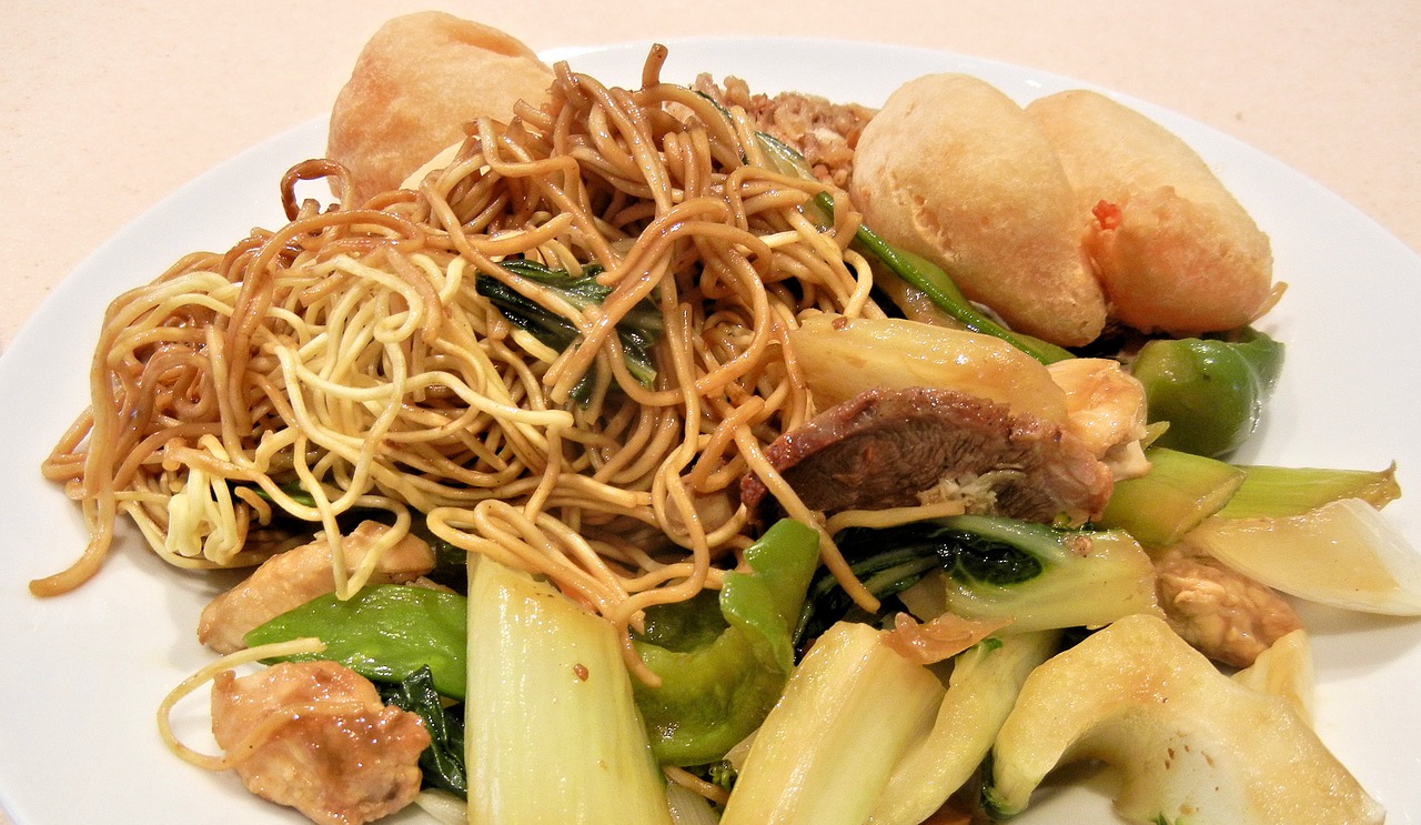 Asian noodles with vegetables and shredded pork