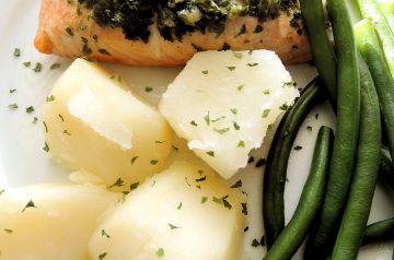 Baby red potatoes with garlic and parsley