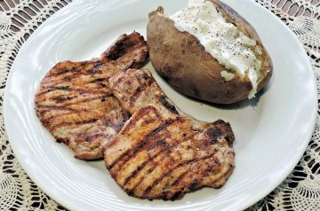 Pork Chops With Garlic and Apples in Wine