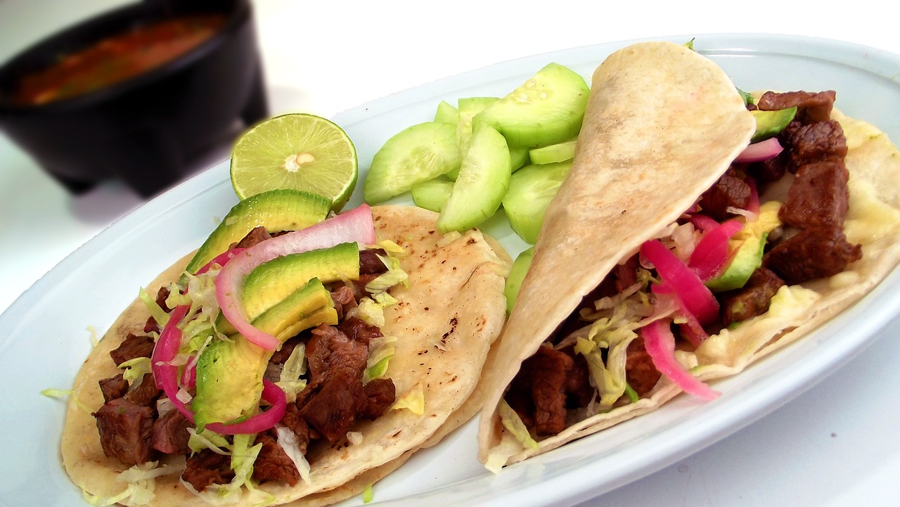 Carne Asada con Papas y Salsa Roja