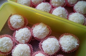 Hawaiian Cream Cheese Balls With Ginger and Coconut