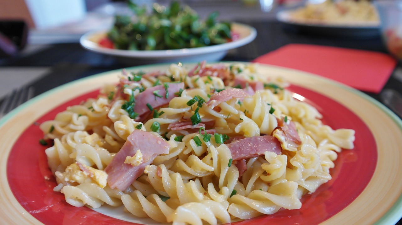 Classic Country Egg Noodles With Ham