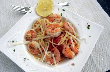 Easy Garlic Shrimp with Noodles