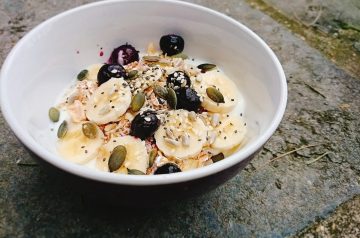 Fruit salad with yoghurt