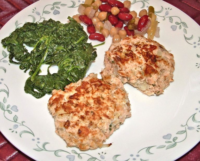 Grilled Tuna on Spinach Salad