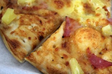 Cheese-stuffed Hawaiian Pizza