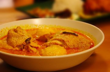 kaeng phet daeng kai (Hot Red Chicken Curry)