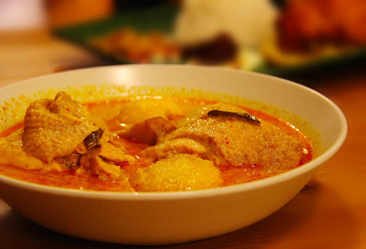 kaeng phet daeng kai (Hot Red Chicken Curry)