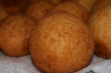 Kakes Gordos (Fried Dough Balls)