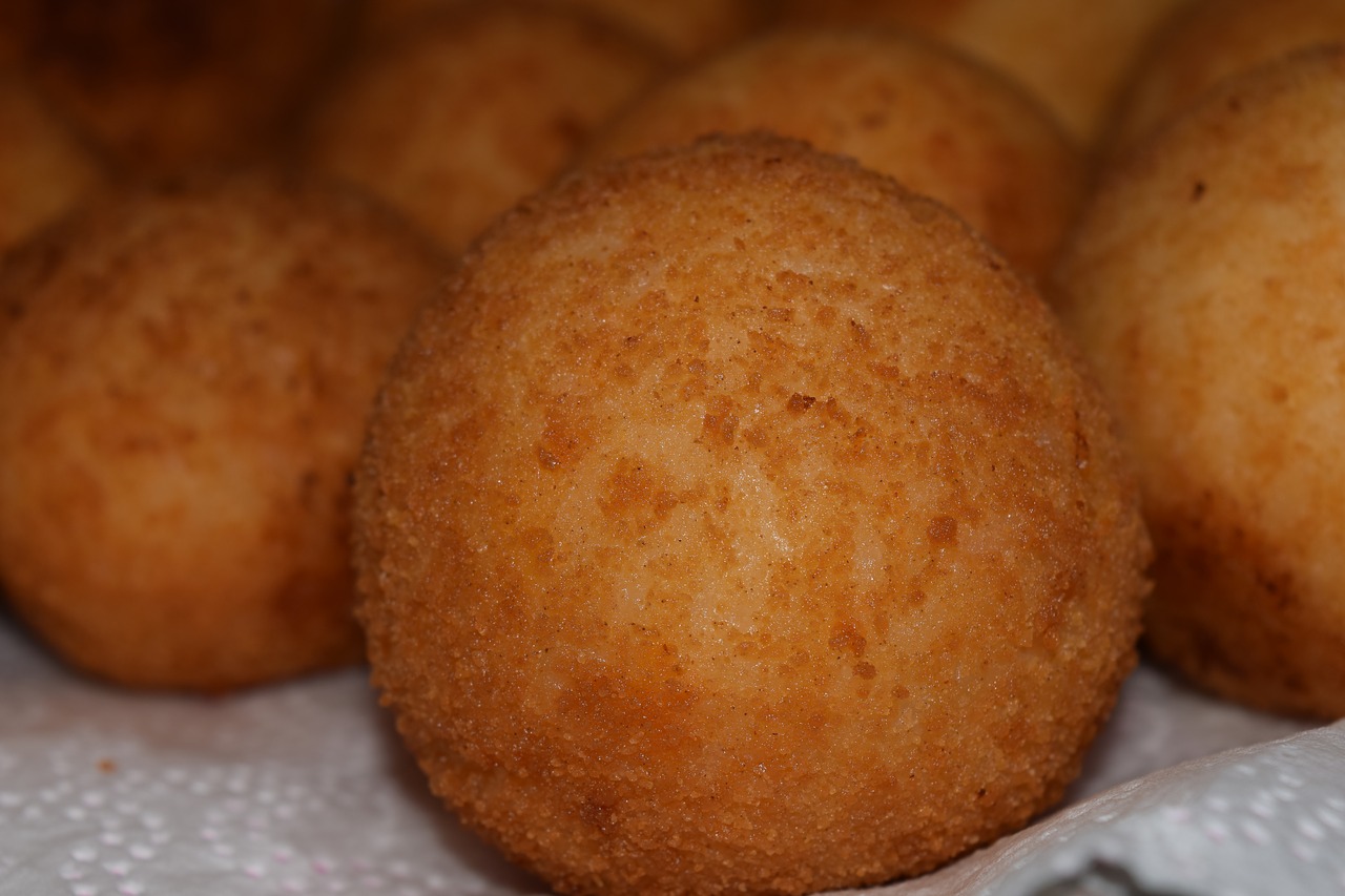 Kakes Gordos (Fried Dough Balls)