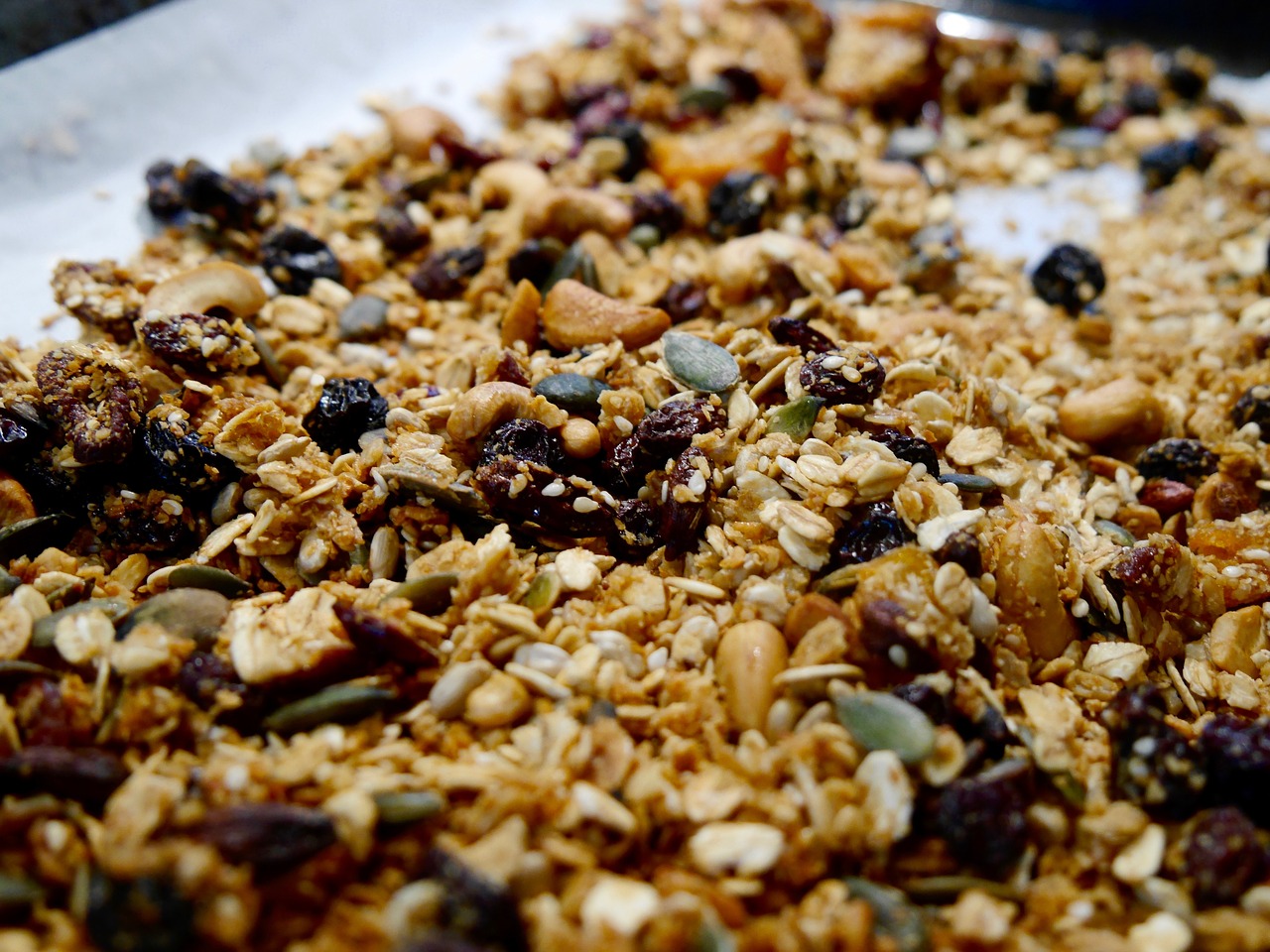 Low Fat Granola with Sun-Dried Fruit and Almonds