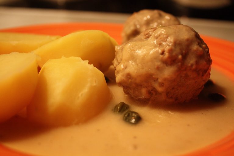 Meatballs in Peanut Curry Sauce