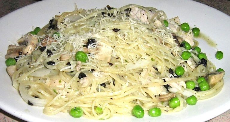 Velvety Pasta With Chicken and Mushrooms