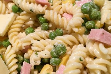 Pasta With Tomato and Peas