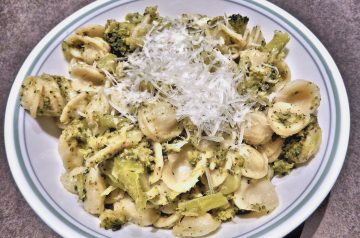 Pasta with Broccoli and Walnuts