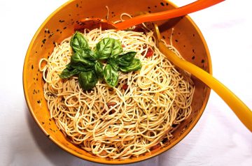 Pasta with Fresh Tomatoes and Basil