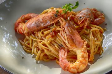 Pasta with shrimp in tomato cream