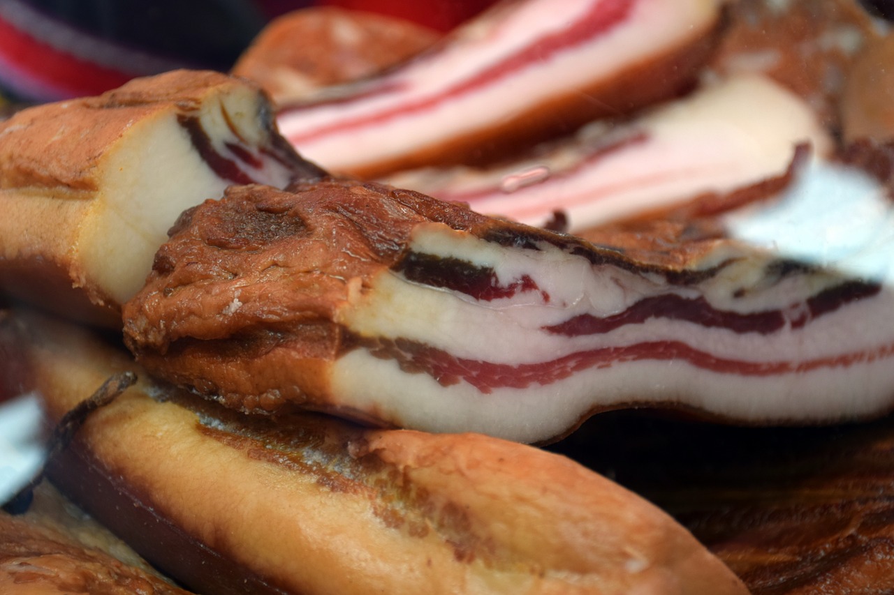 Smoked Bacon With Onions and Apple Rings - Appel-Flask