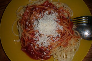 Spaghetti With Olives and Tomato (Spaghetti Alla Puttanesca)