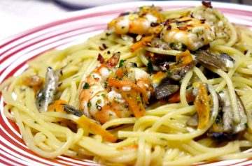 Spaghetti Aglio Olio (Spaghetti With Garlic and Oil)