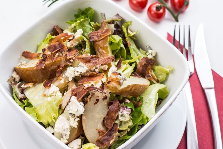 Spinach salad with strawberries