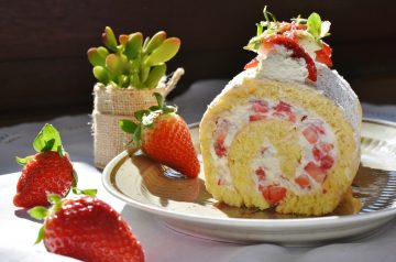 Low-Fat  Strawberry Angel Food Cake Roll