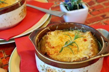 Tzivelle Supp Mitt Kase (Onion soup with Toast)