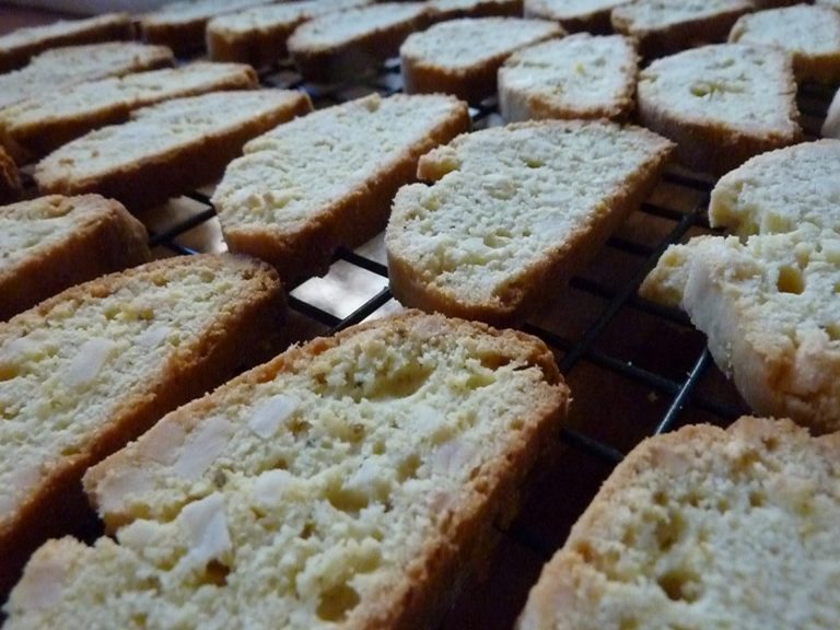 Albicocche Al Forno (Baked Apricots With Amaretti)