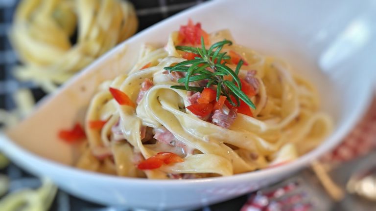 Ham and Linguine With Mushroom-Cheese Sauce
