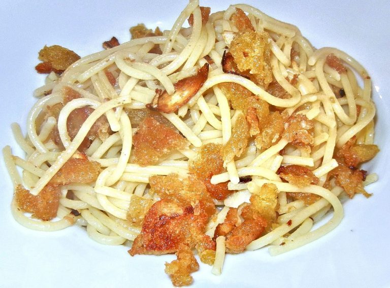 Pasta With Garlic Oil and Toasted Bread Crumbs