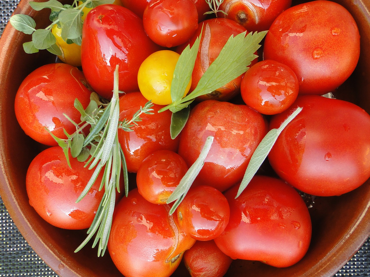 Fresh Tomato Sauce With Fennel and Orange