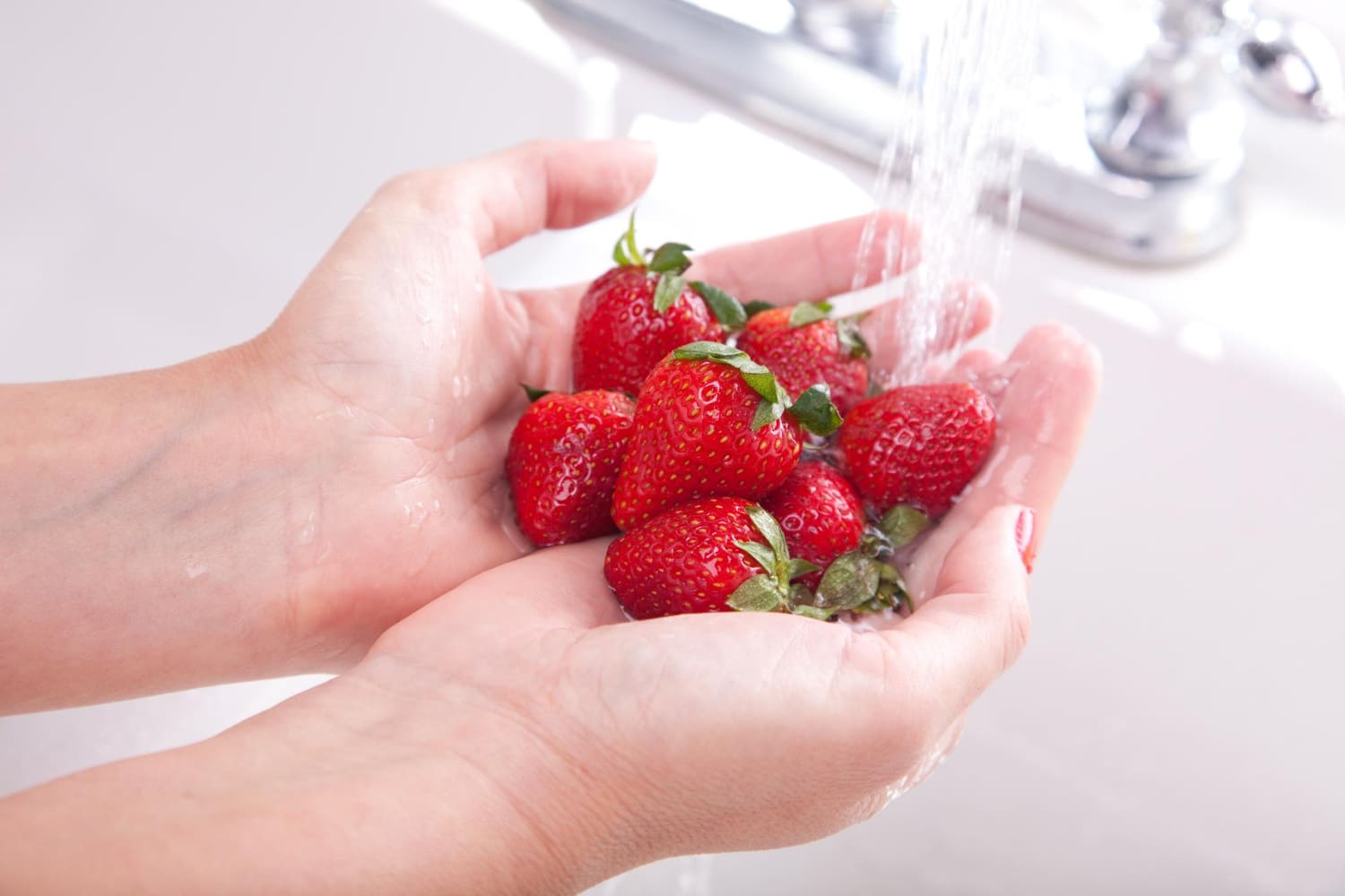 How to wash strawberries
